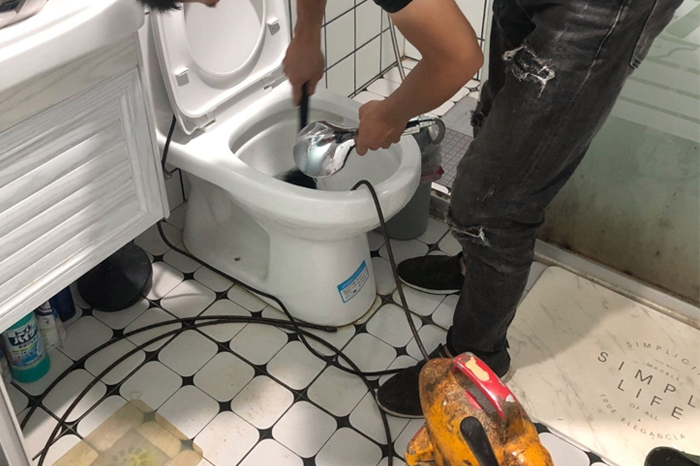 调兵山疏通下水道