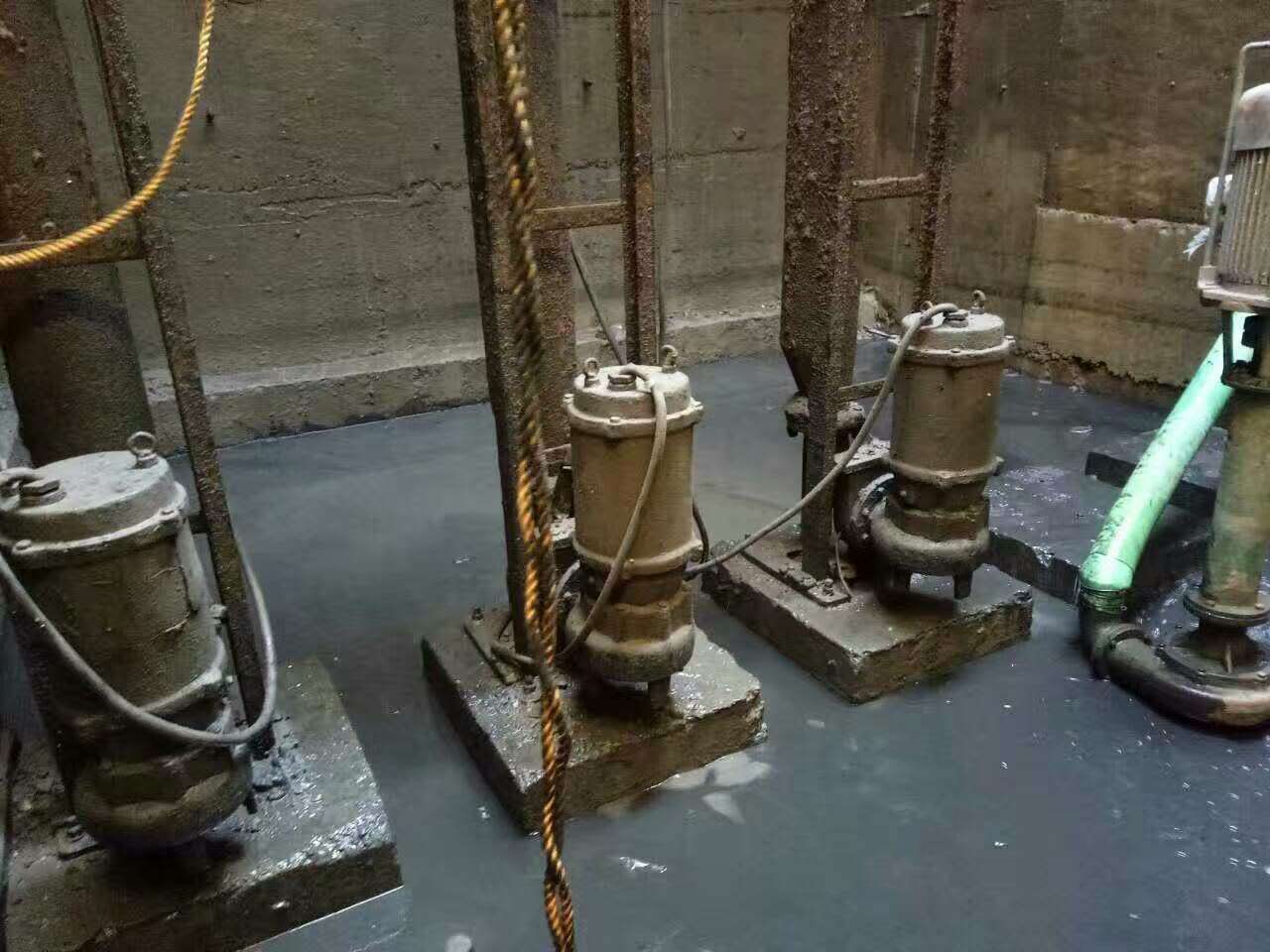 调兵山污水池清理